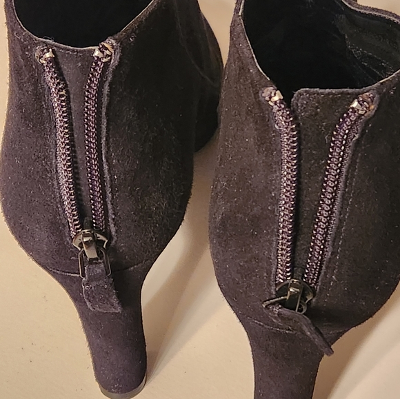 🆕️ Cole Haan black suede size 8.5 ladies booties. zips in the back - Picture 3 of 7